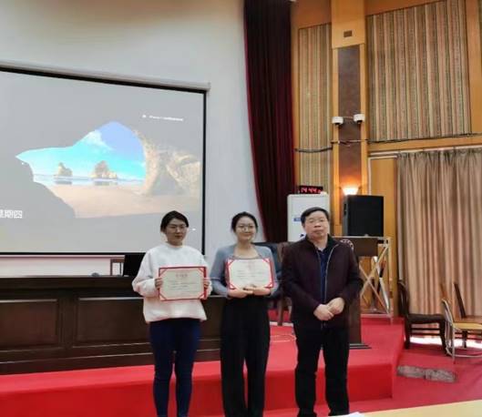 图片包含 室内, 人, 家具, 站描述已自动生成